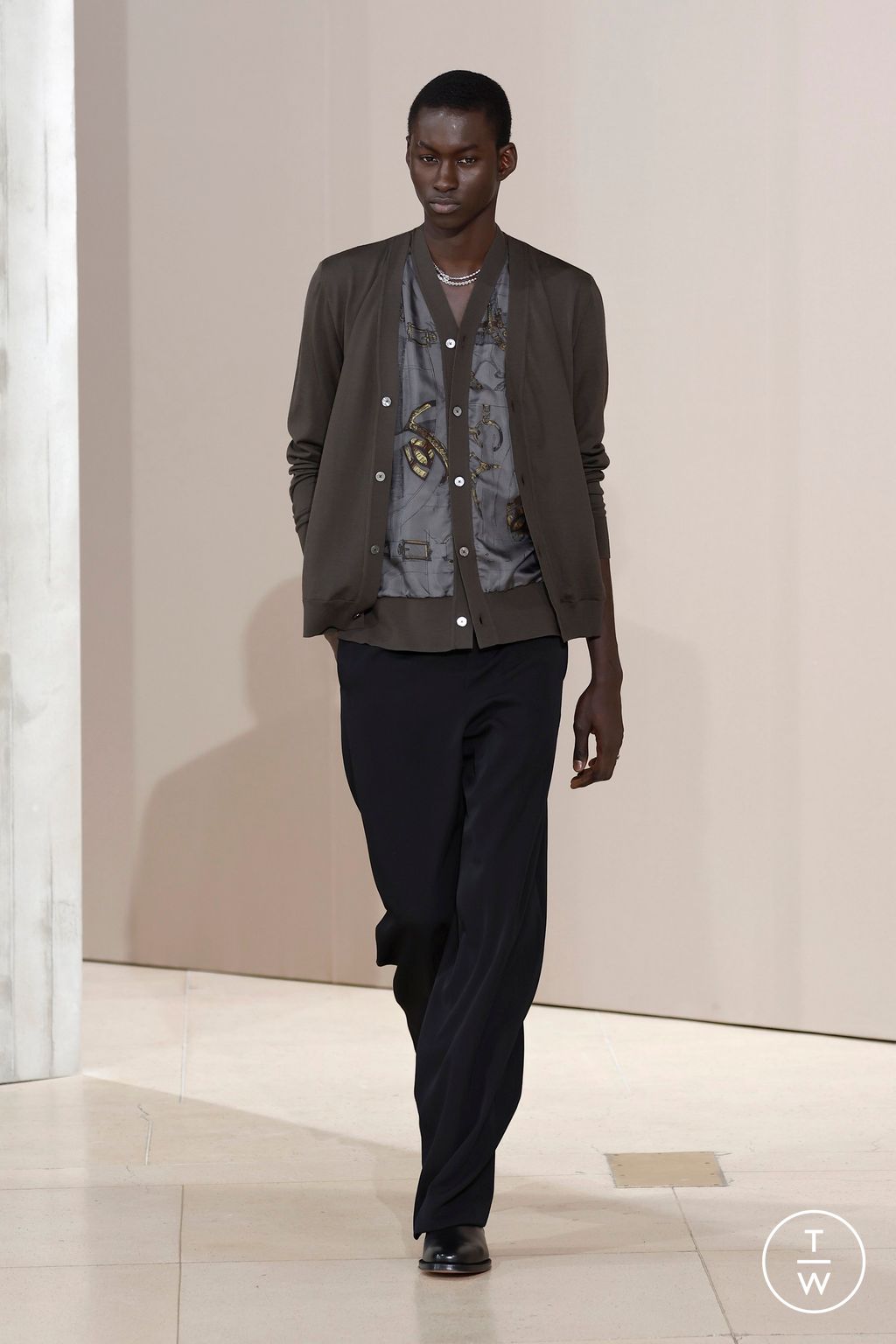 Fashion Week Paris Fall/Winter 2025 look 43 from the Hermès collection menswear