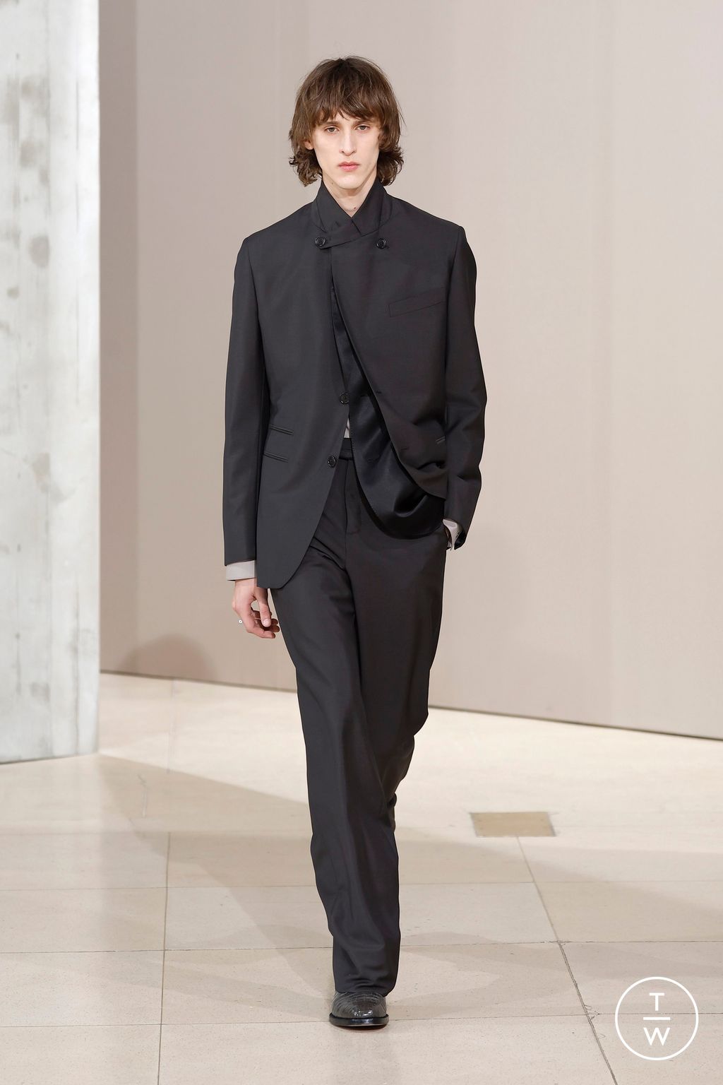 Fashion Week Paris Fall/Winter 2025 look 44 from the Hermès collection menswear