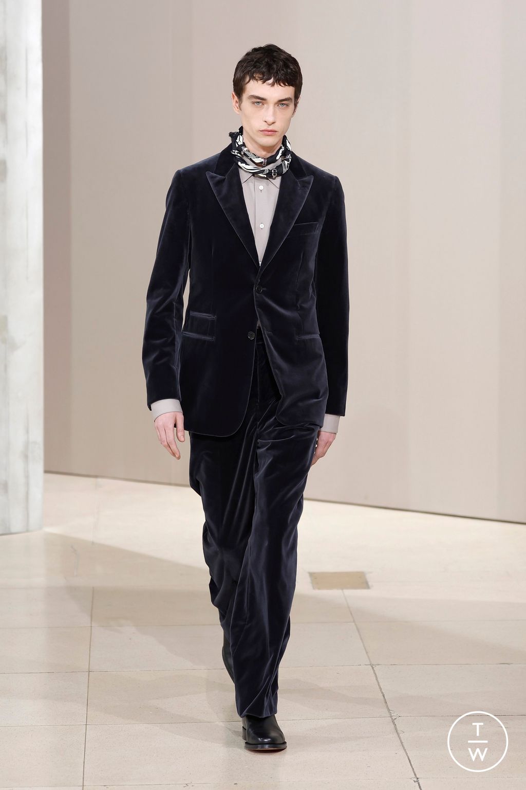 Fashion Week Paris Fall/Winter 2025 look 45 from the Hermès collection menswear