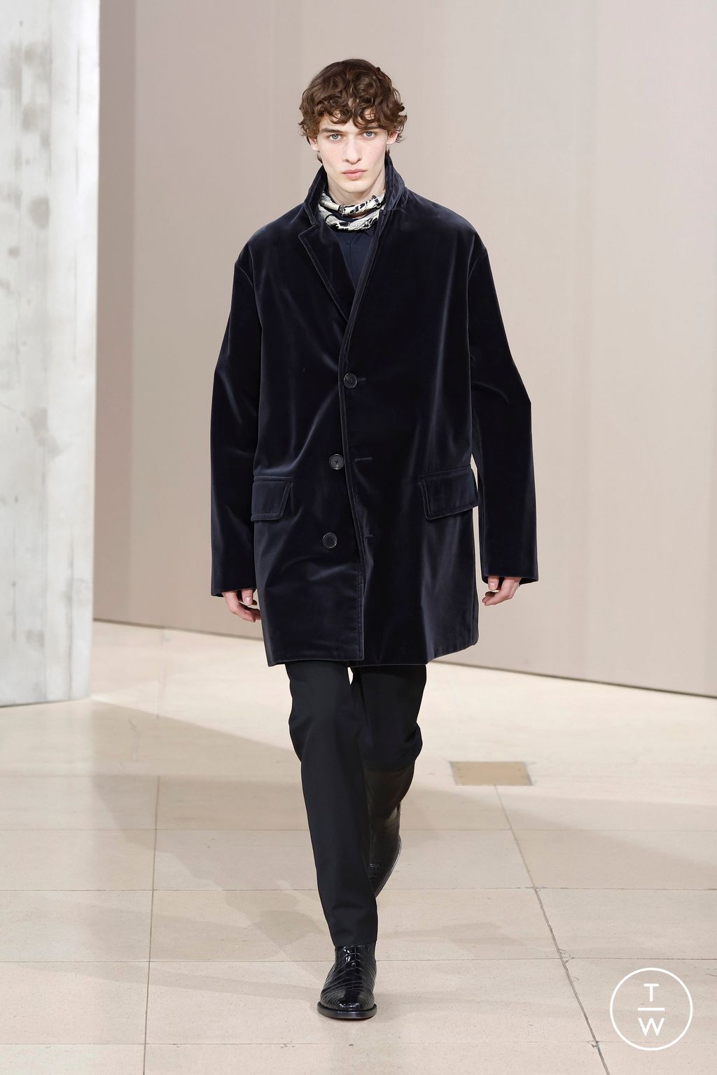 Fashion Week Paris Fall/Winter 2025 look 46 from the Hermès collection menswear