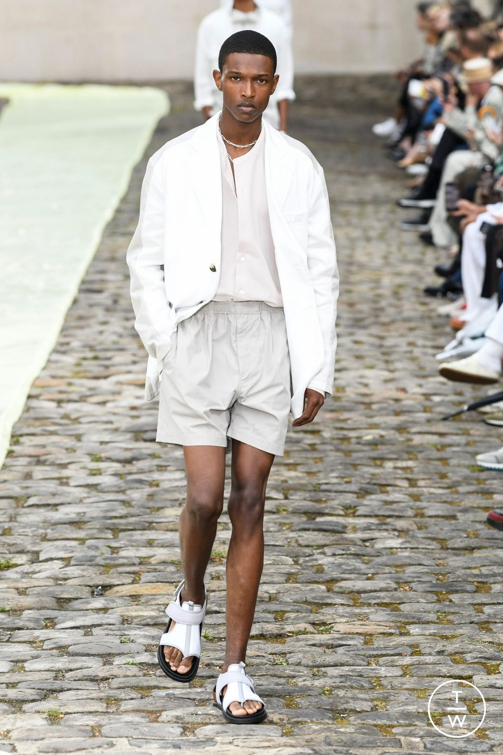 Fashion Week Paris Spring/Summer 2023 look 2 from the Hermès collection 男装