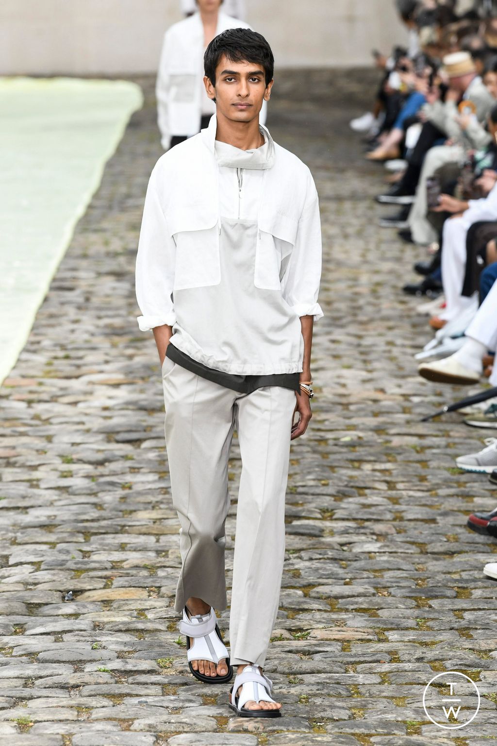 Fashion Week Paris Spring/Summer 2023 look 3 from the Hermès collection 男装