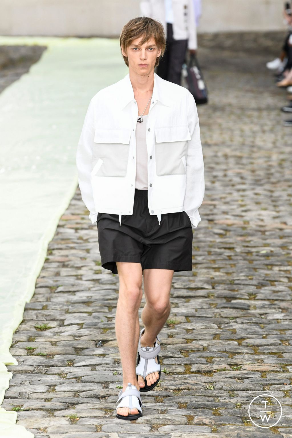 Fashion Week Paris Spring/Summer 2023 look 4 from the Hermès collection 男装