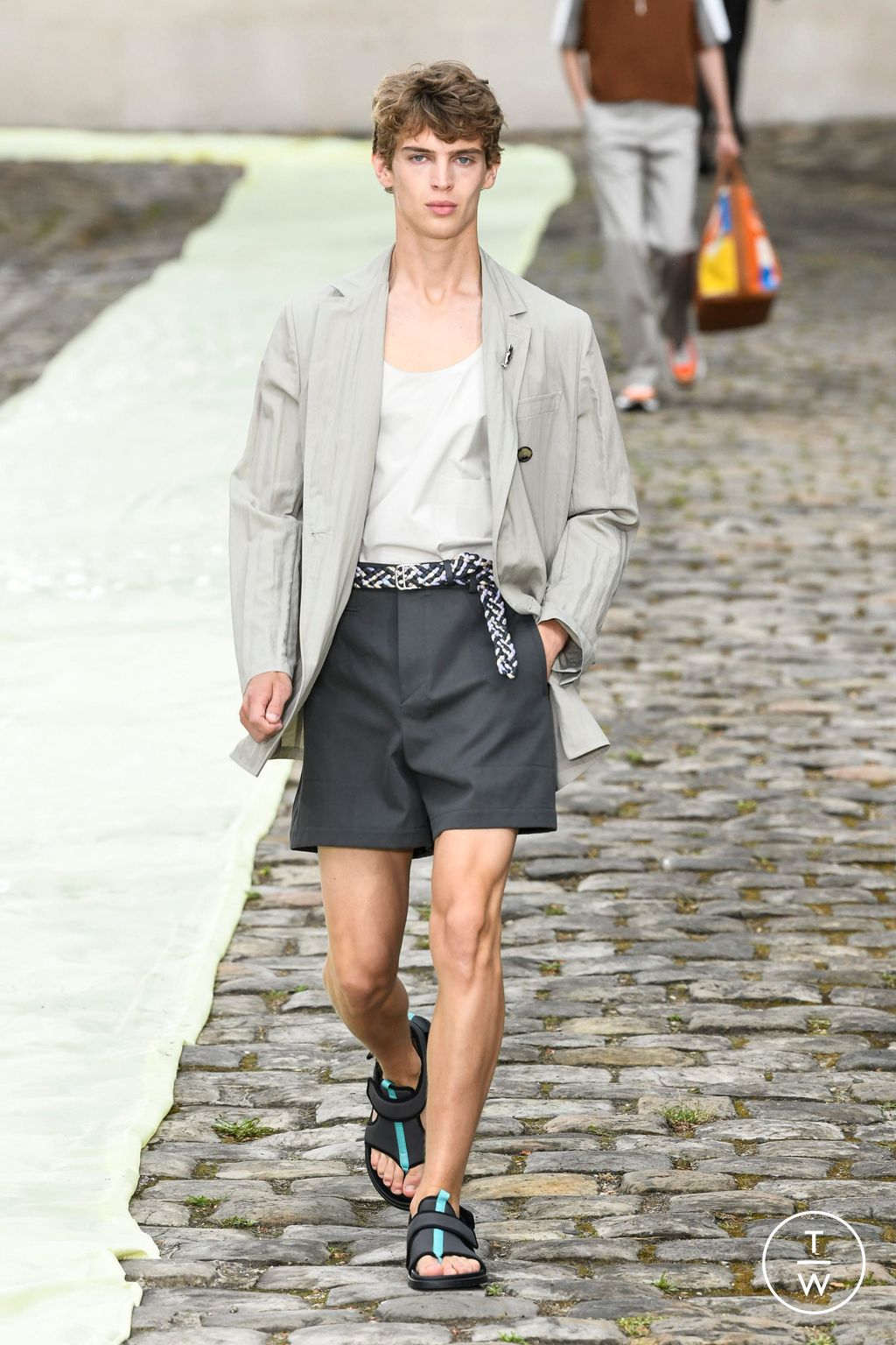 Fashion Week Paris Spring/Summer 2023 look 7 from the Hermès collection 男装
