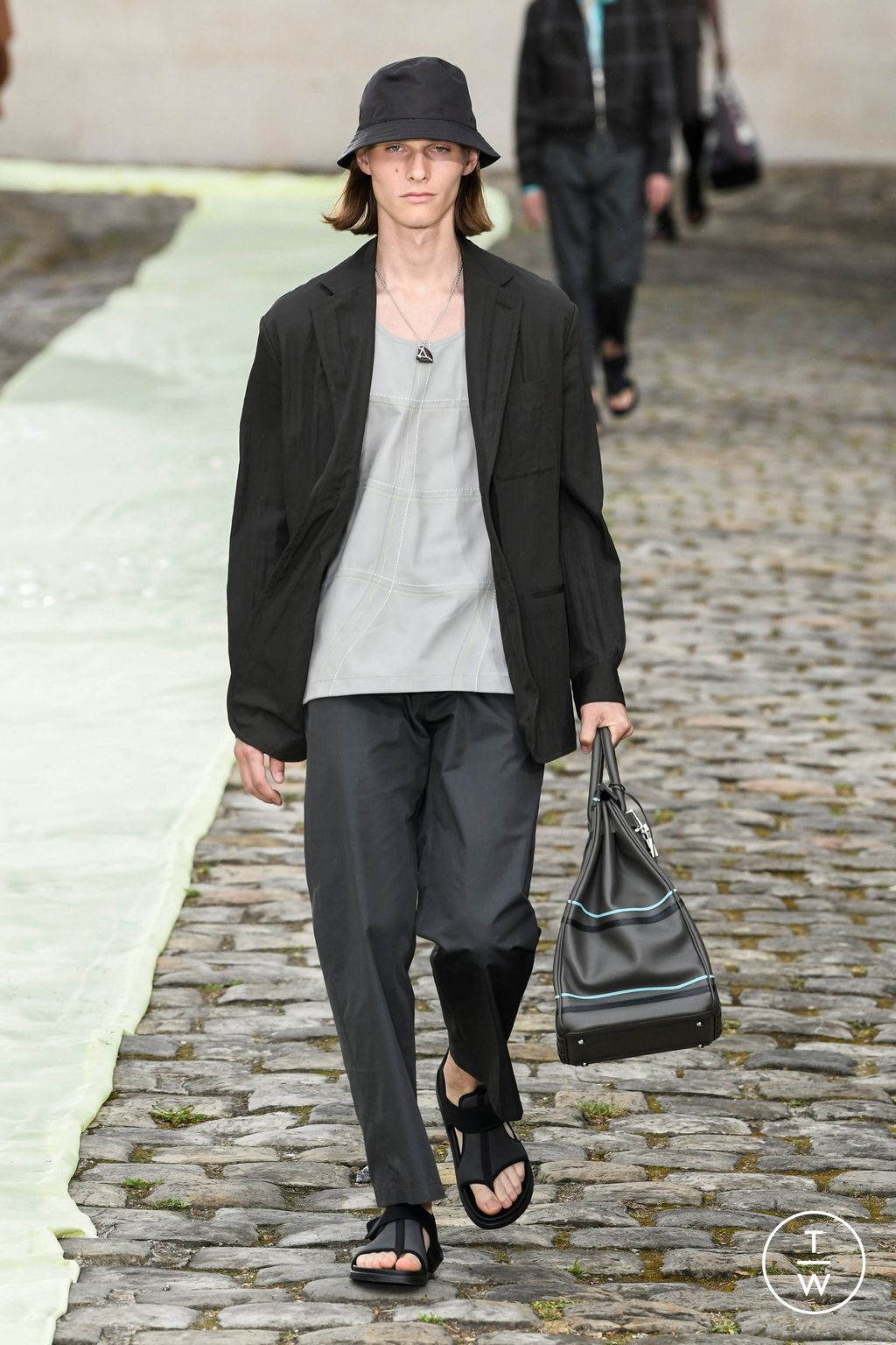 Fashion Week Paris Spring/Summer 2023 look 17 from the Hermès collection menswear