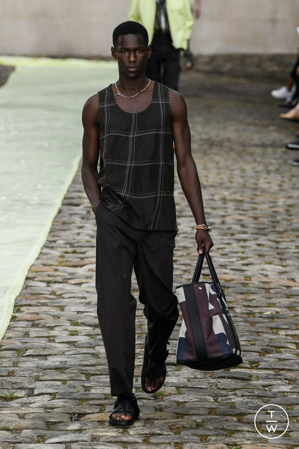 Fashion Week Paris Spring/Summer 2023 look 19 from the Hermès collection 男装