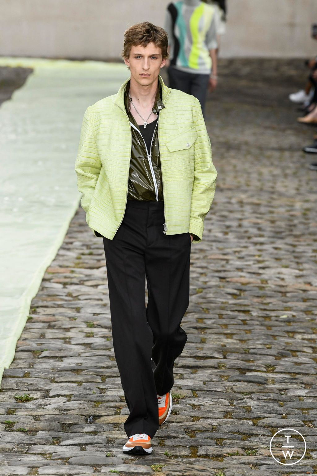 Fashion Week Paris Spring/Summer 2023 look 20 from the Hermès collection 男装