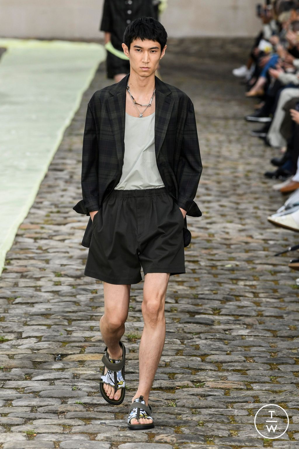 Fashion Week Paris Spring/Summer 2023 look 23 from the Hermès collection 男装