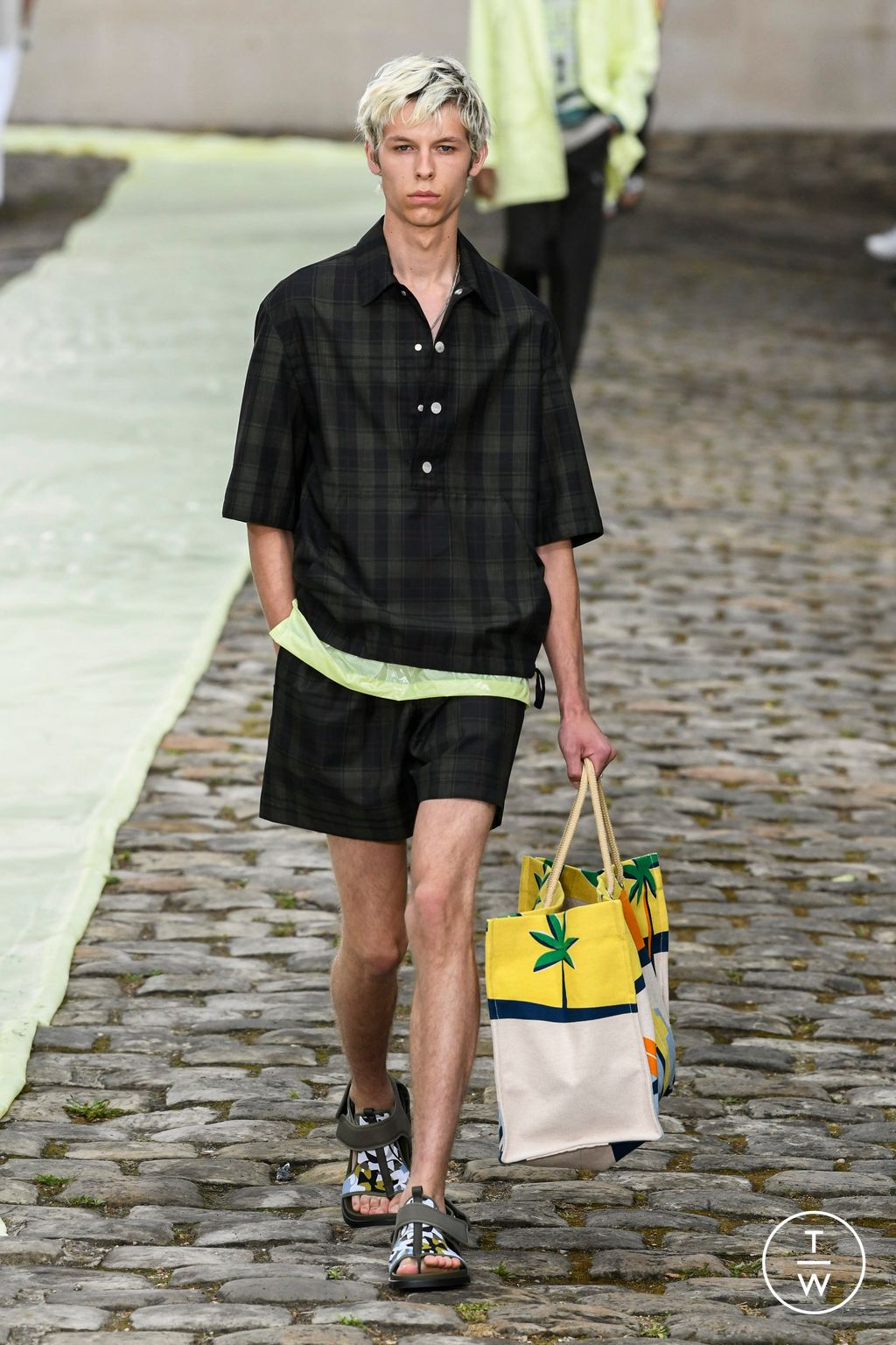 Fashion Week Paris Spring/Summer 2023 look 24 from the Hermès collection menswear