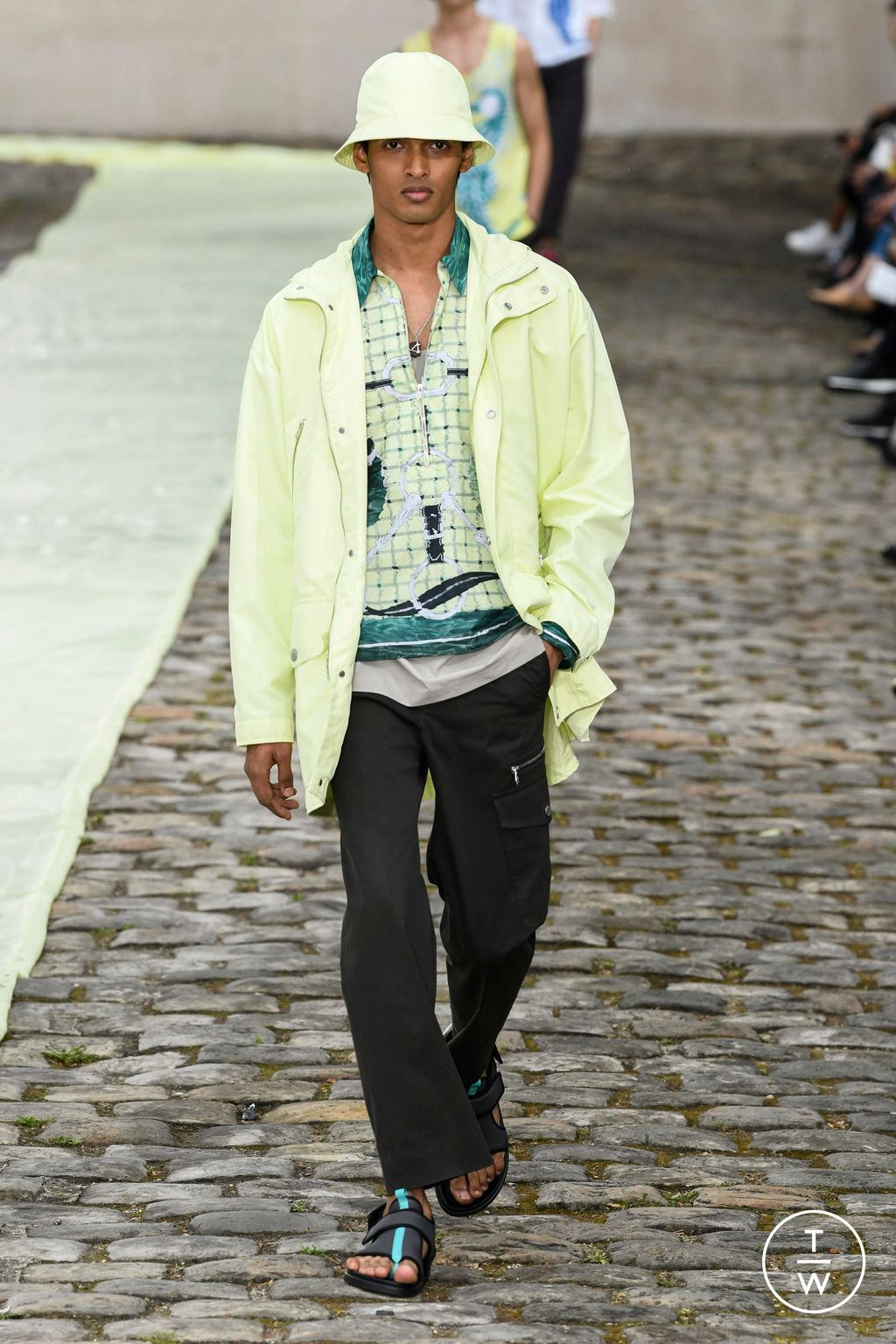 Fashion Week Paris Spring/Summer 2023 look 25 from the Hermès collection 男装