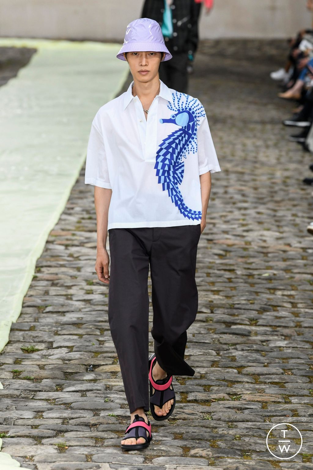Fashion Week Paris Spring/Summer 2023 look 27 from the Hermès collection 男装