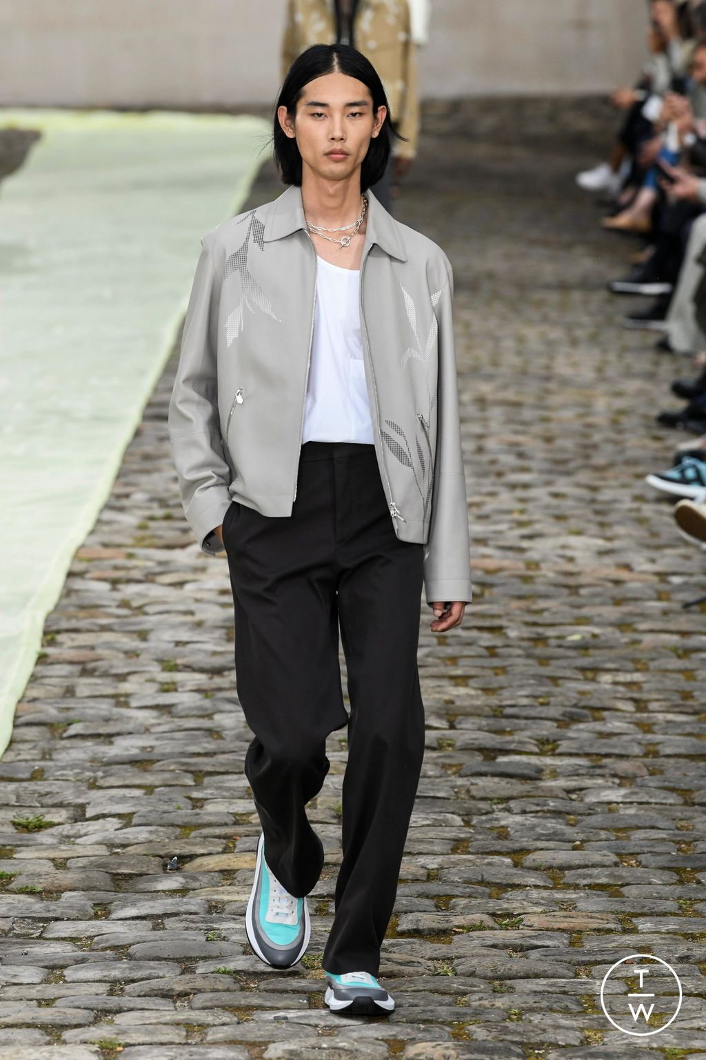Fashion Week Paris Spring/Summer 2023 look 35 de la collection Hermès menswear