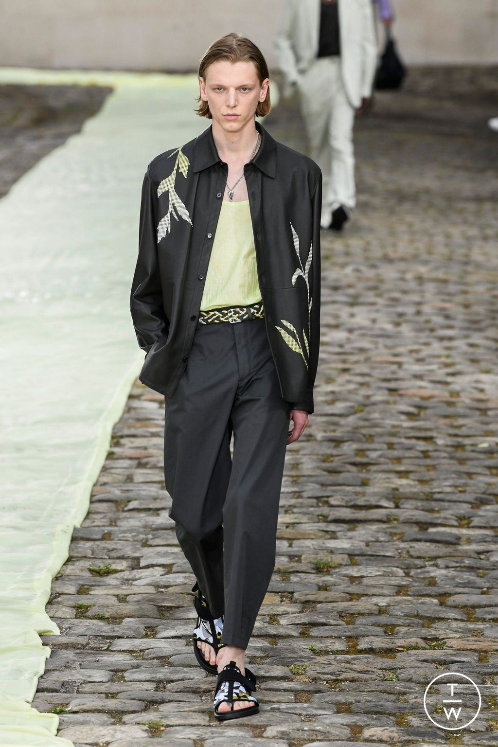 Fashion Week Paris Spring/Summer 2023 look 38 from the Hermès collection menswear