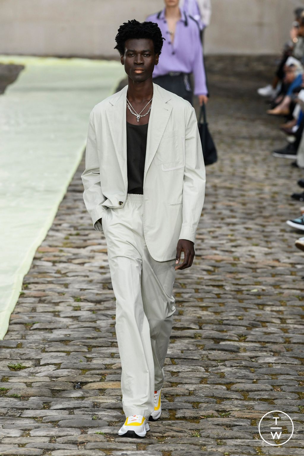 Fashion Week Paris Spring/Summer 2023 look 39 from the Hermès collection menswear
