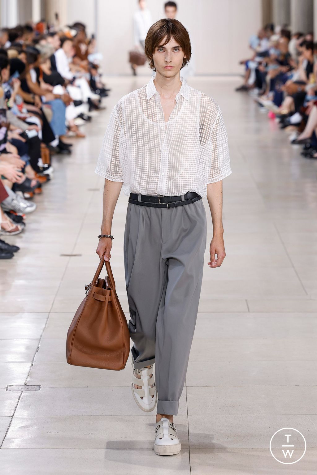 Fashion Week Paris Spring/Summer 2024 look 1 from the Hermès collection 男装