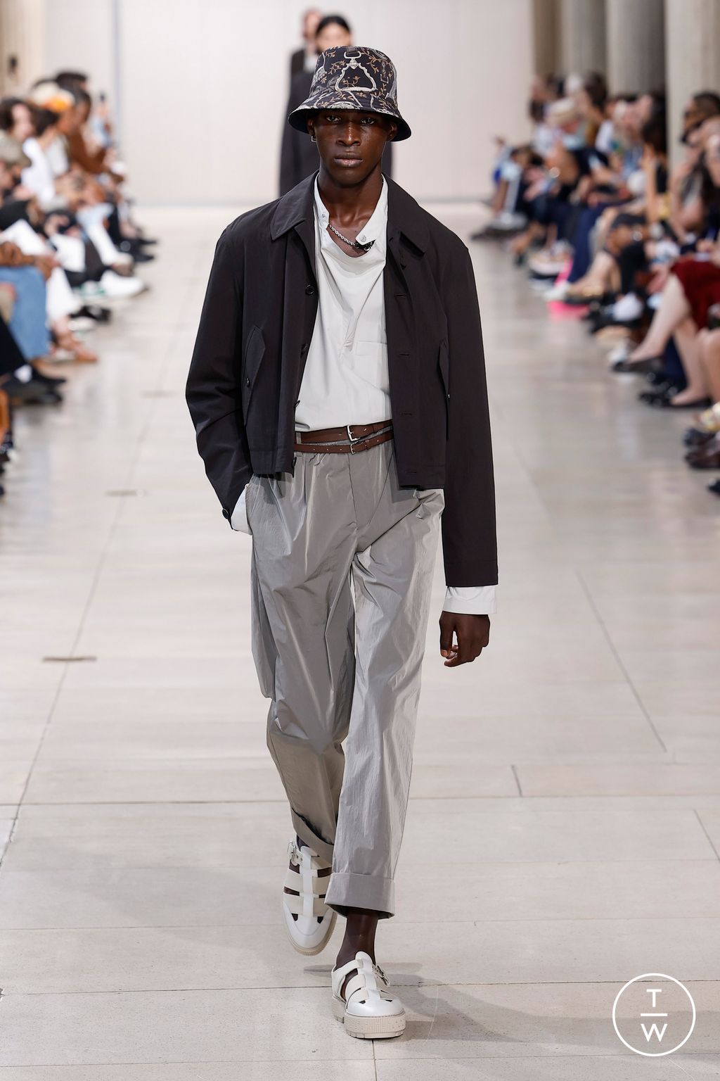 Fashion Week Paris Spring/Summer 2024 look 14 from the Hermès collection 男装