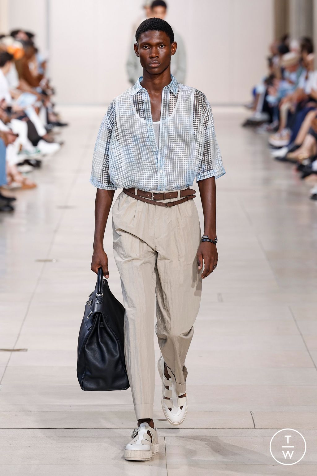 Fashion Week Paris Spring/Summer 2024 look 20 from the Hermès collection 男装