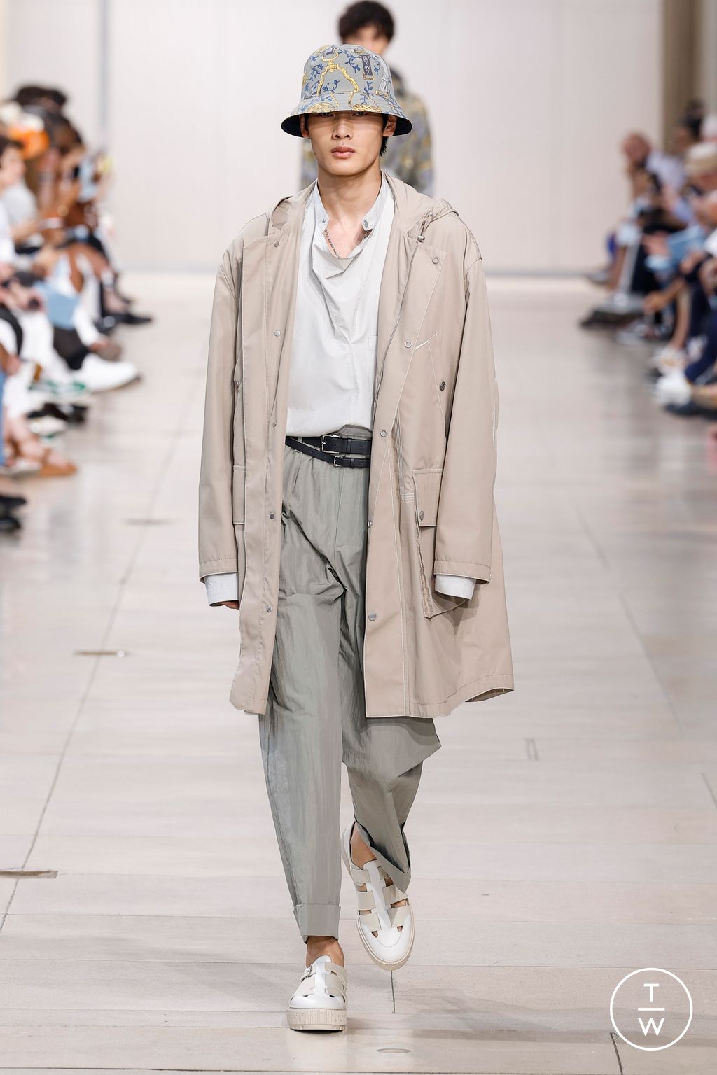 Fashion Week Paris Spring/Summer 2024 look 22 from the Hermès collection 男装