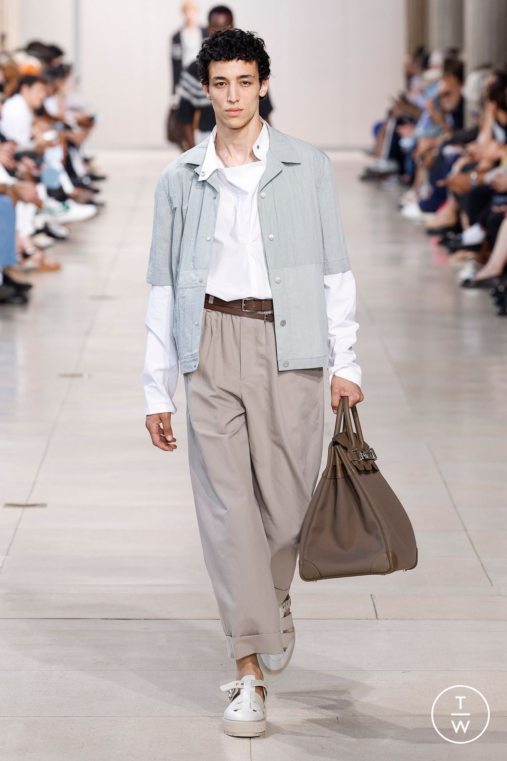 Fashion Week Paris Spring/Summer 2024 look 34 from the Hermès collection 男装