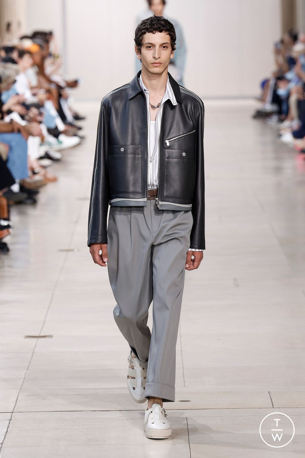 Fashion Week Paris Spring/Summer 2024 look 38 from the Hermès collection 男装