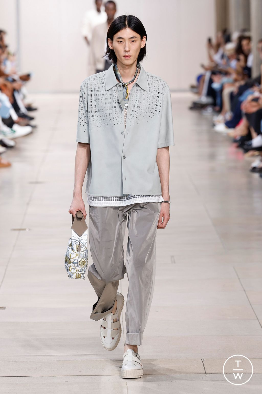 Fashion Week Paris Spring/Summer 2024 look 41 from the Hermès collection menswear