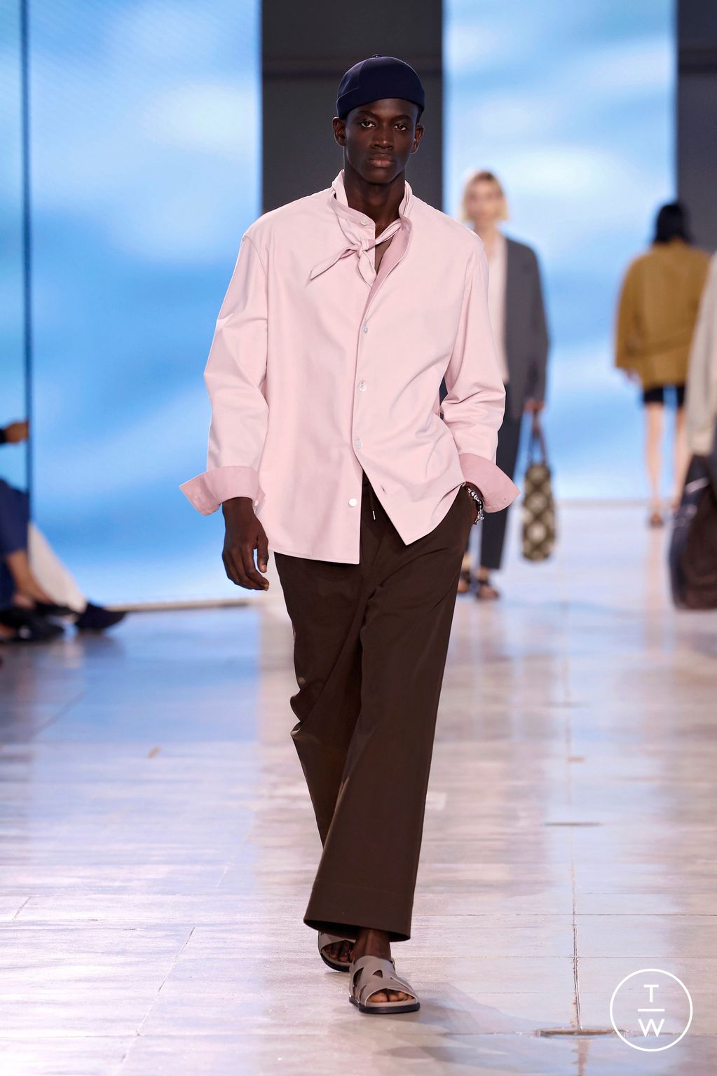 Fashion Week Paris Spring-Summer 2025 look 26 from the Hermès collection menswear