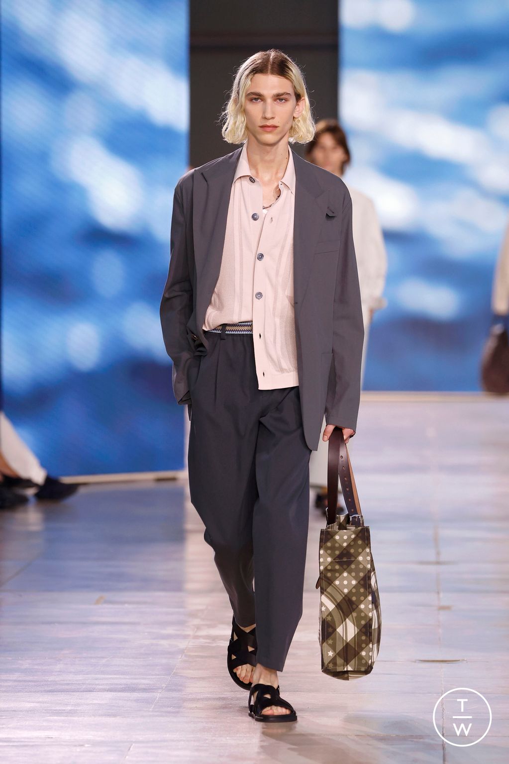 Fashion Week Paris Spring/Summer 2025 look 27 from the Hermès collection menswear
