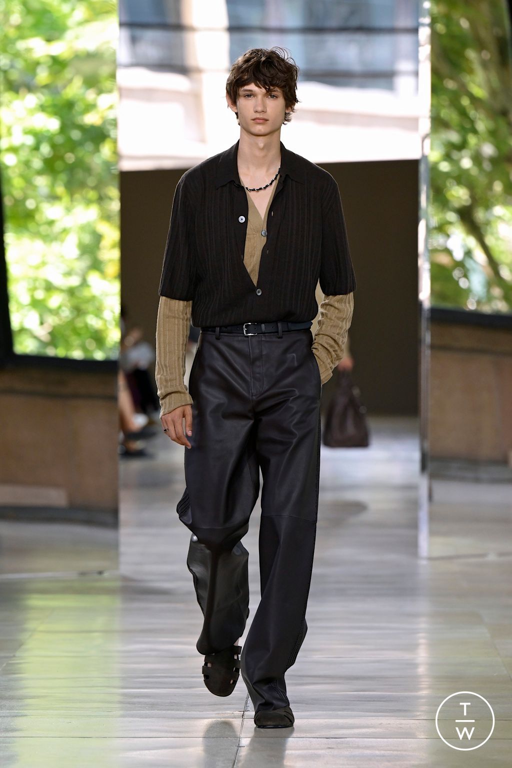Fashion Week Paris Spring/Summer 2026 look 8 from the Hermès collection menswear