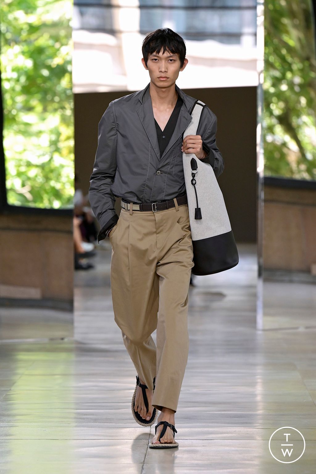 Fashion Week Paris Spring/Summer 2026 look 16 from the Hermès collection menswear