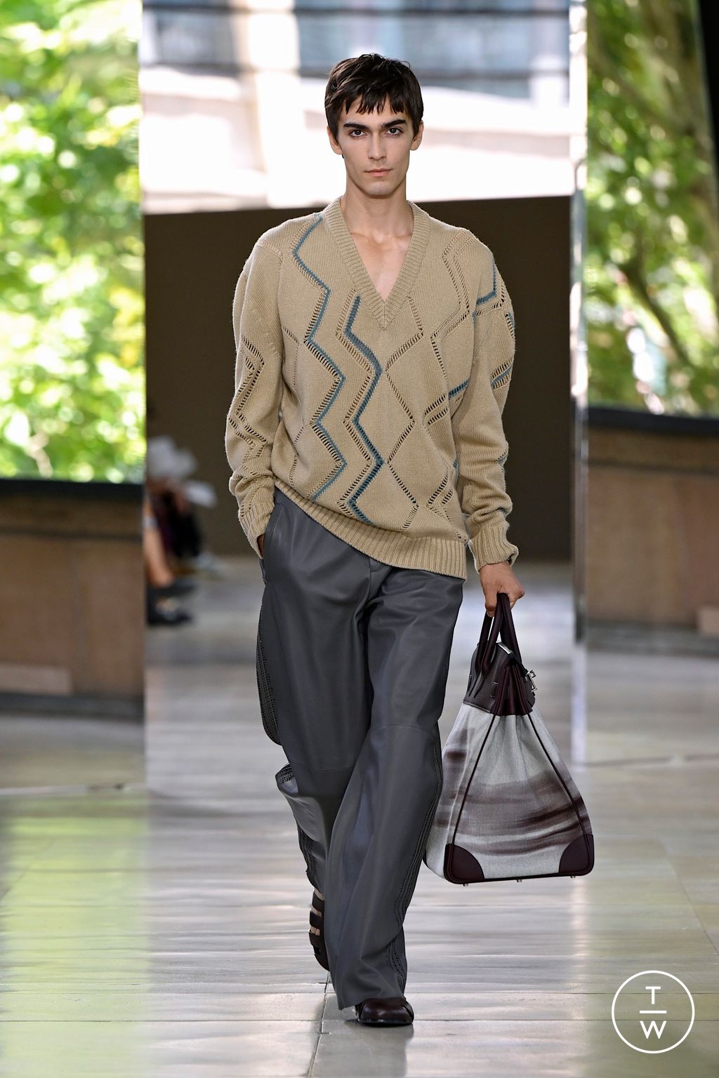 Fashion Week Paris Spring/Summer 2026 look 19 from the Hermès collection menswear