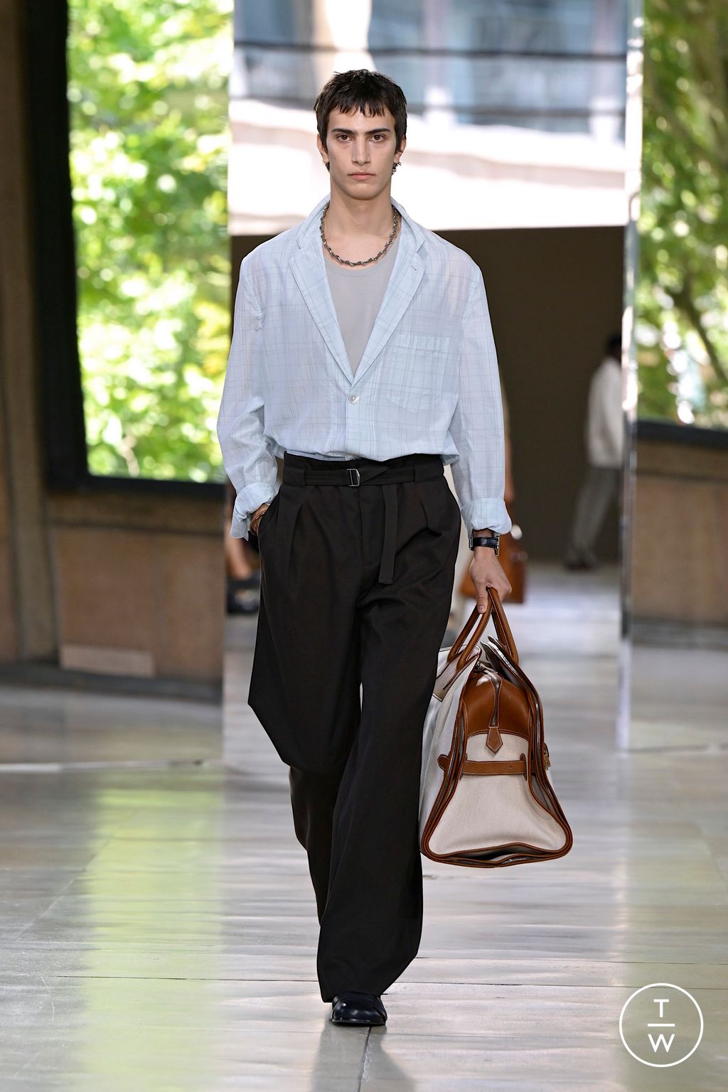 Fashion Week Paris Spring/Summer 2026 look 22 from the Hermès collection menswear