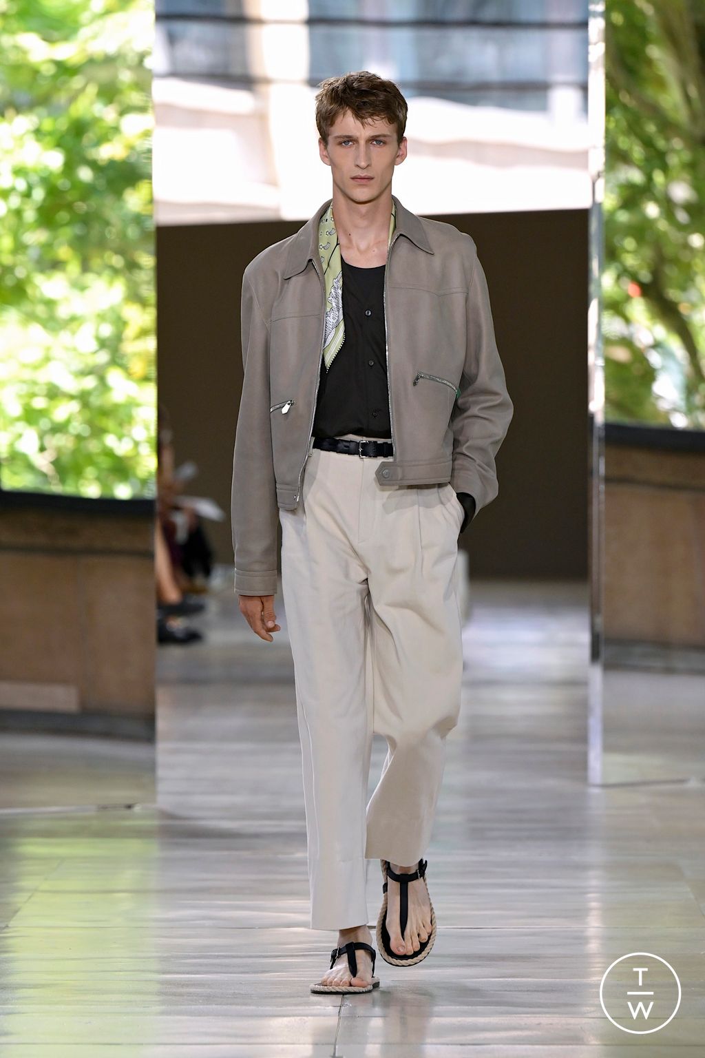 Fashion Week Paris Spring/Summer 2026 look 32 from the Hermès collection menswear