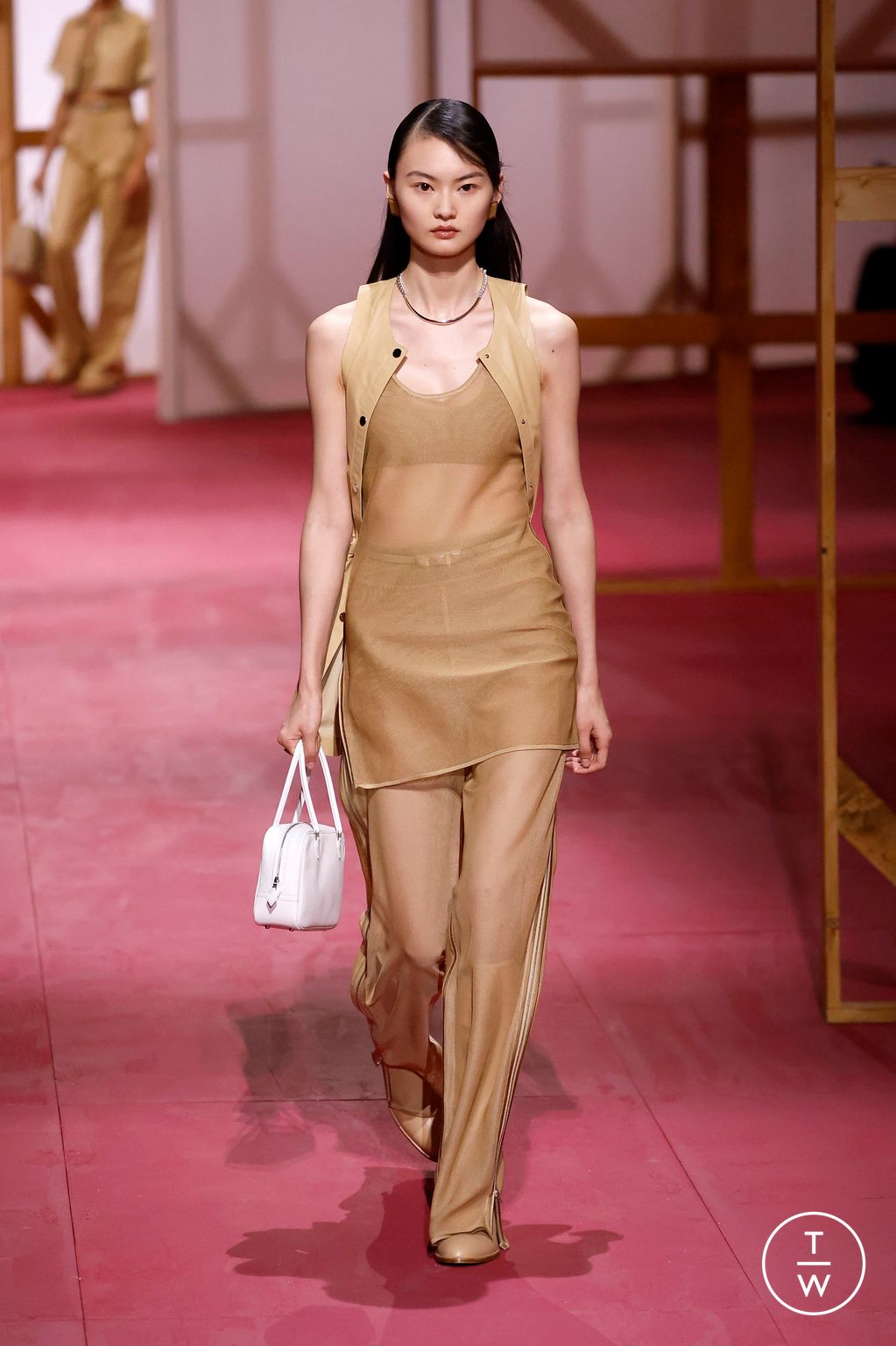 Fashion Week Paris Spring/Summer 2025 look 3 from the Hermès collection 女装