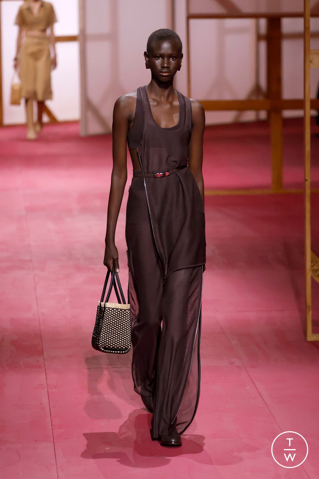 Fashion Week Paris Spring/Summer 2025 look 4 from the Hermès collection womenswear