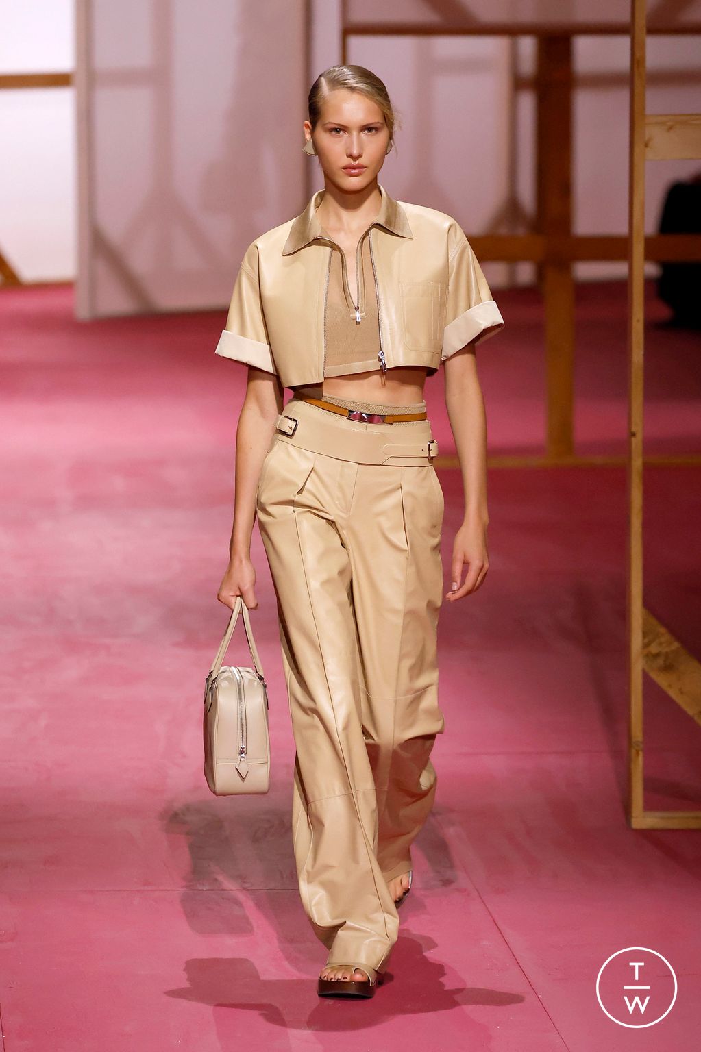 Fashion Week Paris Spring/Summer 2025 look 5 from the Hermès collection 女装