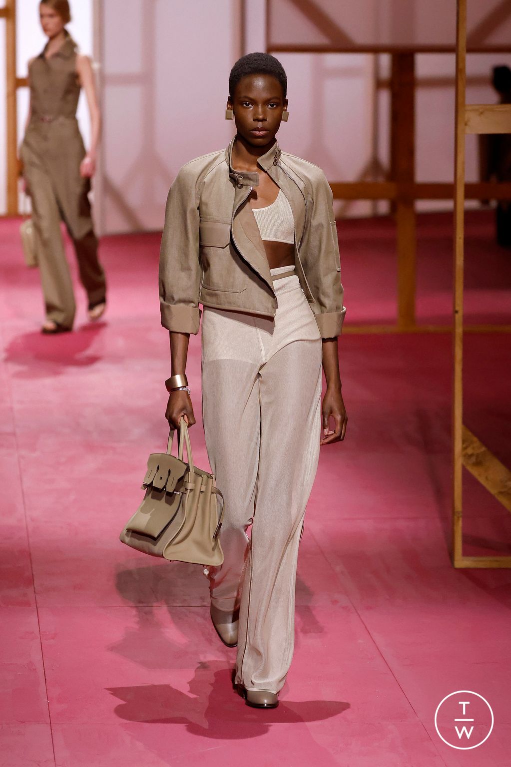 Fashion Week Paris Spring/Summer 2025 look 14 from the Hermès collection 女装