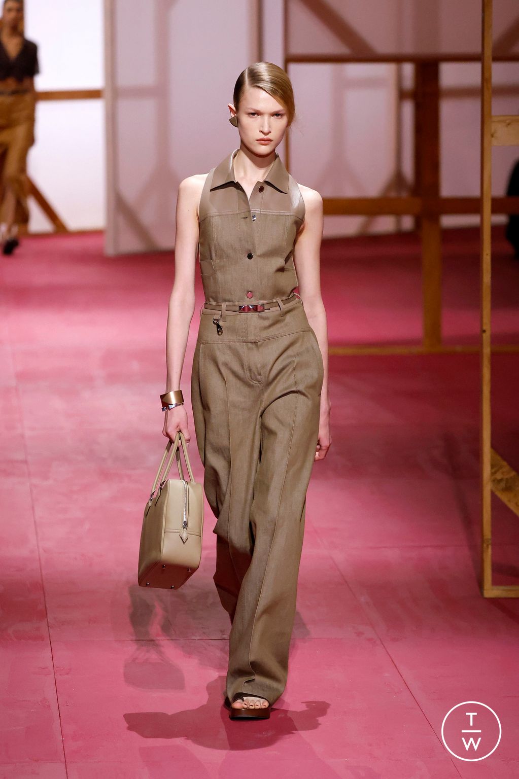 Fashion Week Paris Spring/Summer 2025 look 15 from the Hermès collection womenswear