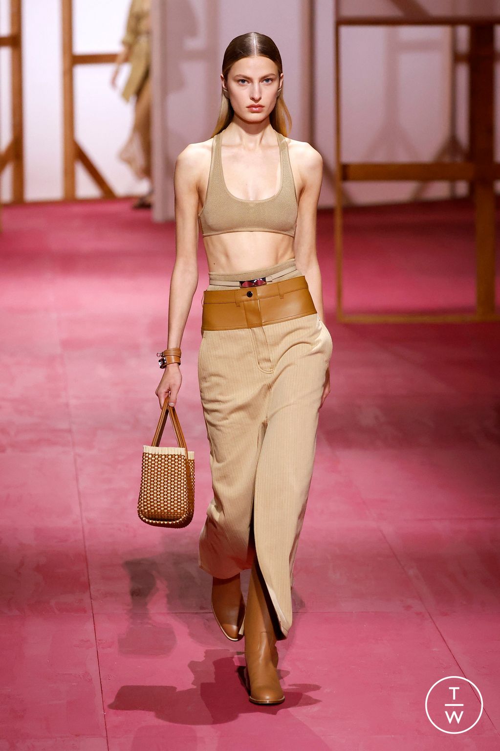 Fashion Week Paris Spring/Summer 2025 look 20 from the Hermès collection womenswear