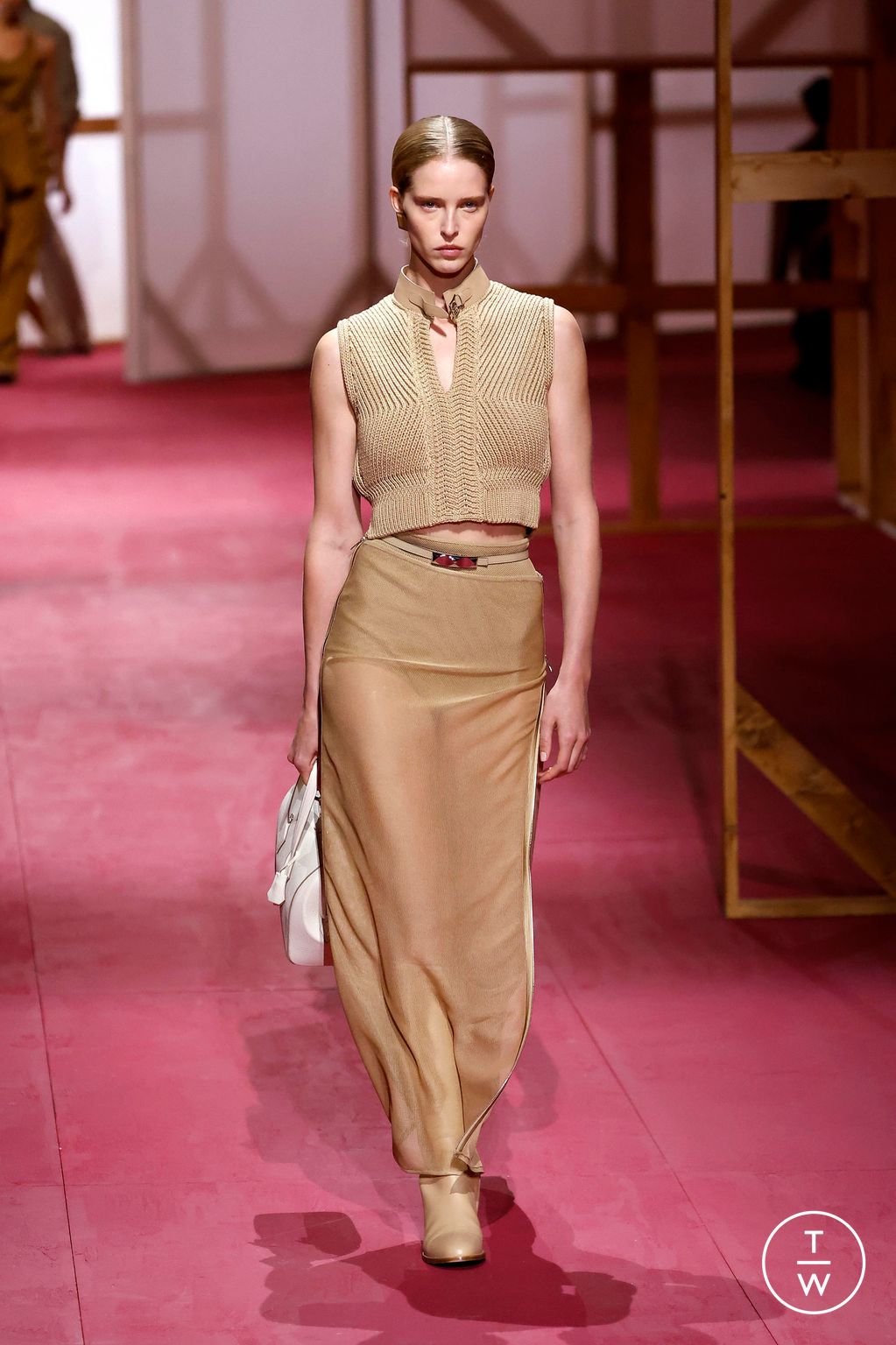 Fashion Week Paris Spring/Summer 2025 look 21 from the Hermès collection womenswear