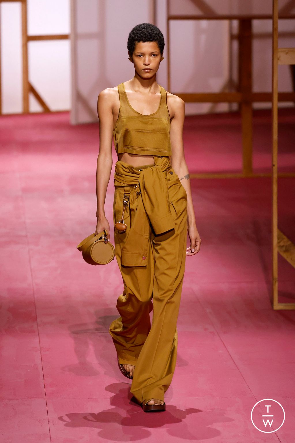 Fashion Week Paris Spring/Summer 2025 look 23 from the Hermès collection 女装