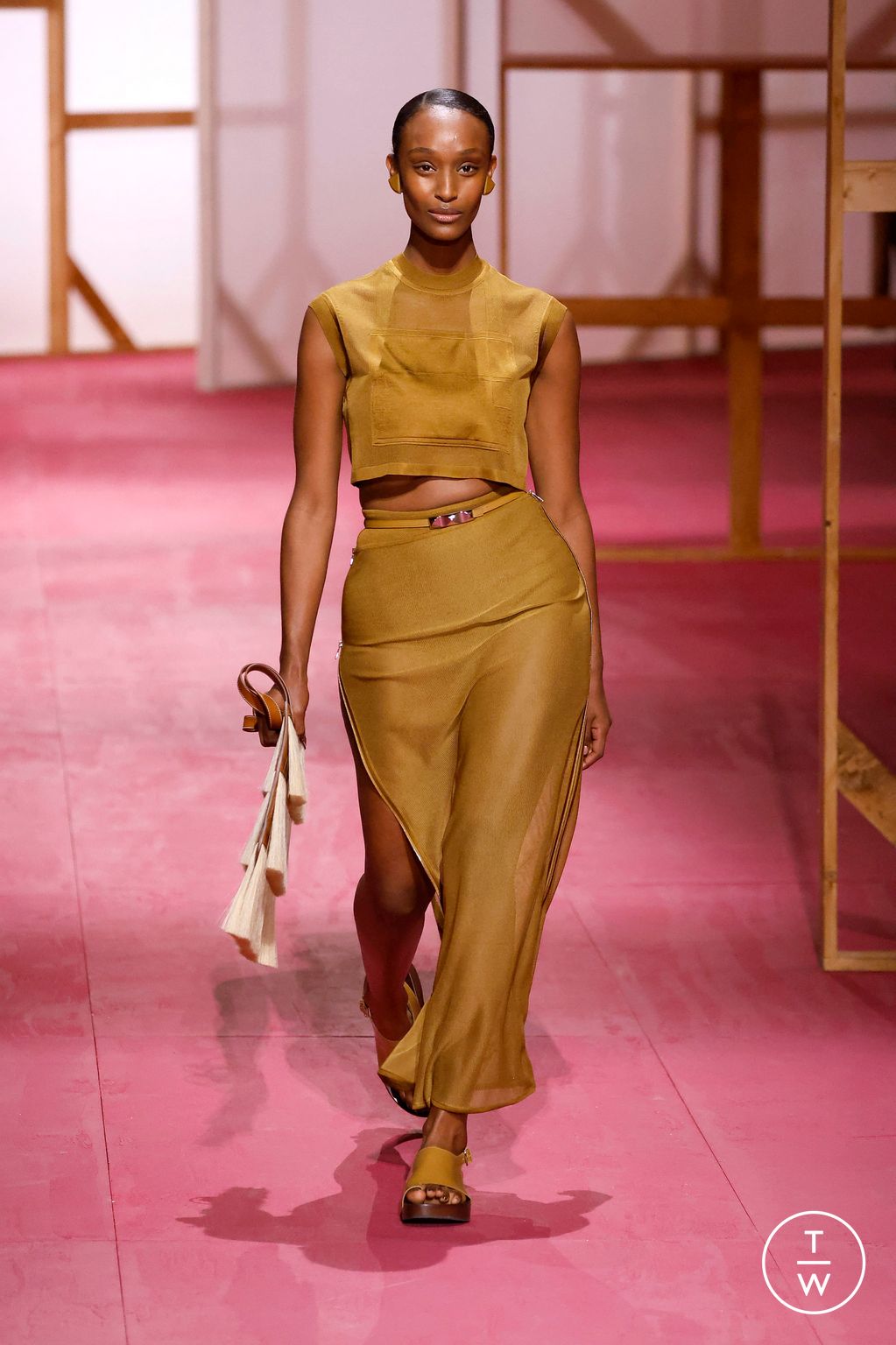 Fashion Week Paris Spring/Summer 2025 look 24 from the Hermès collection womenswear