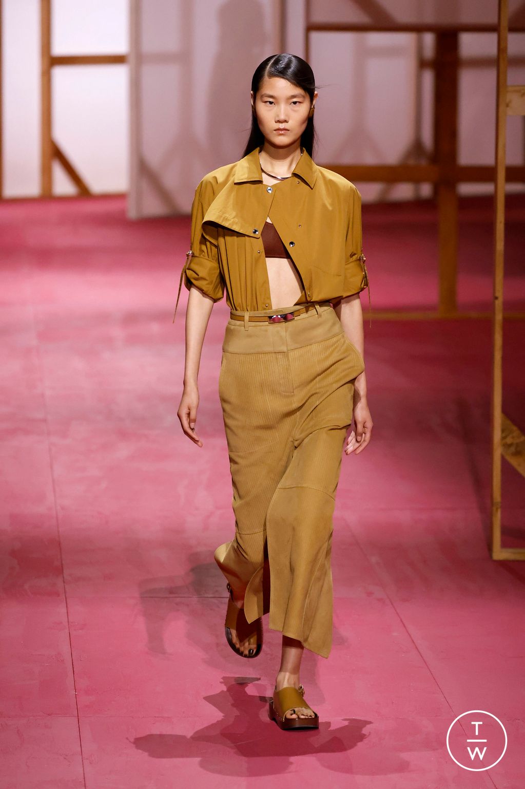 Fashion Week Paris Spring/Summer 2025 look 26 from the Hermès collection womenswear