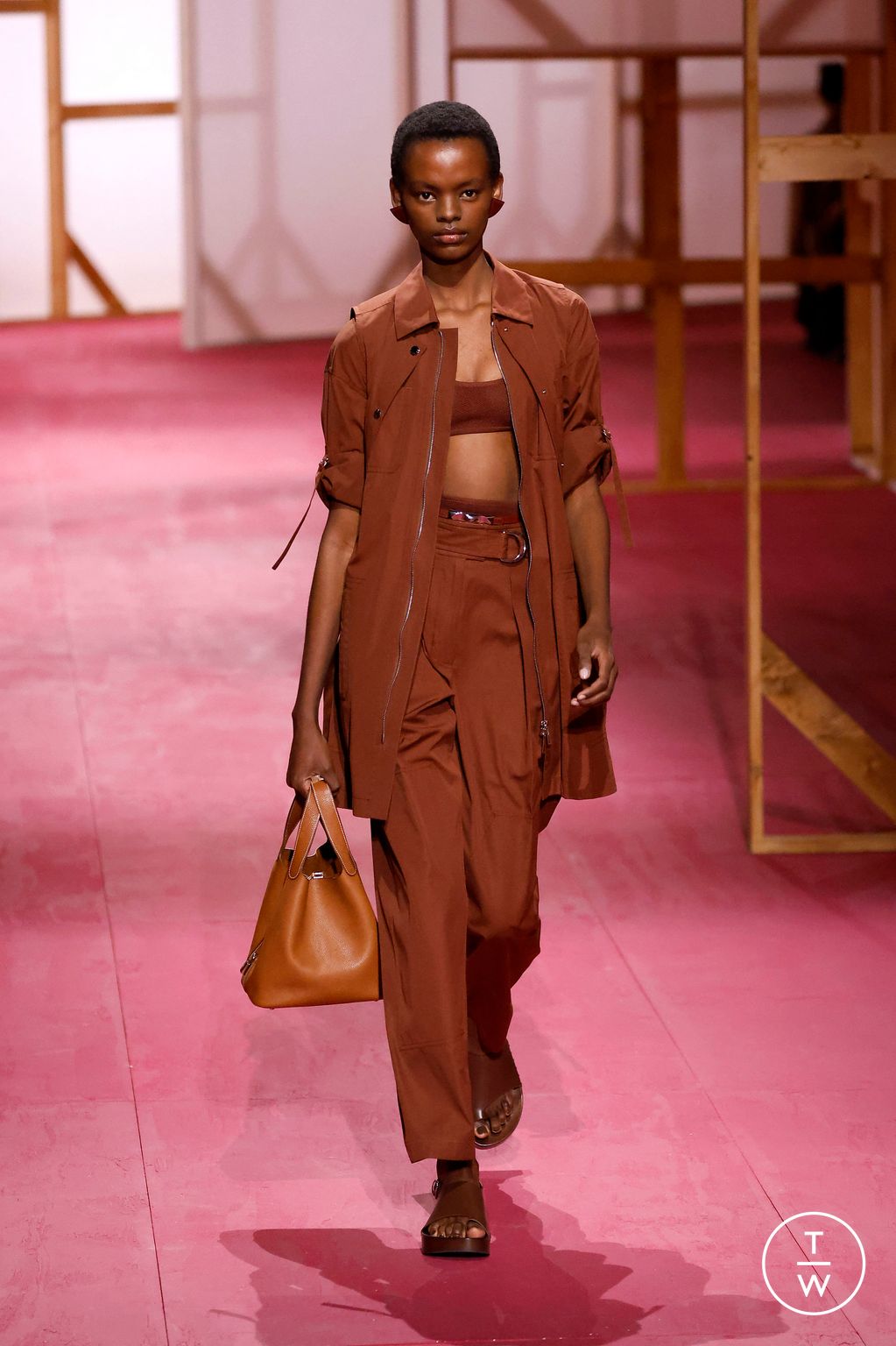 Fashion Week Paris Spring/Summer 2025 look 37 from the Hermès collection womenswear