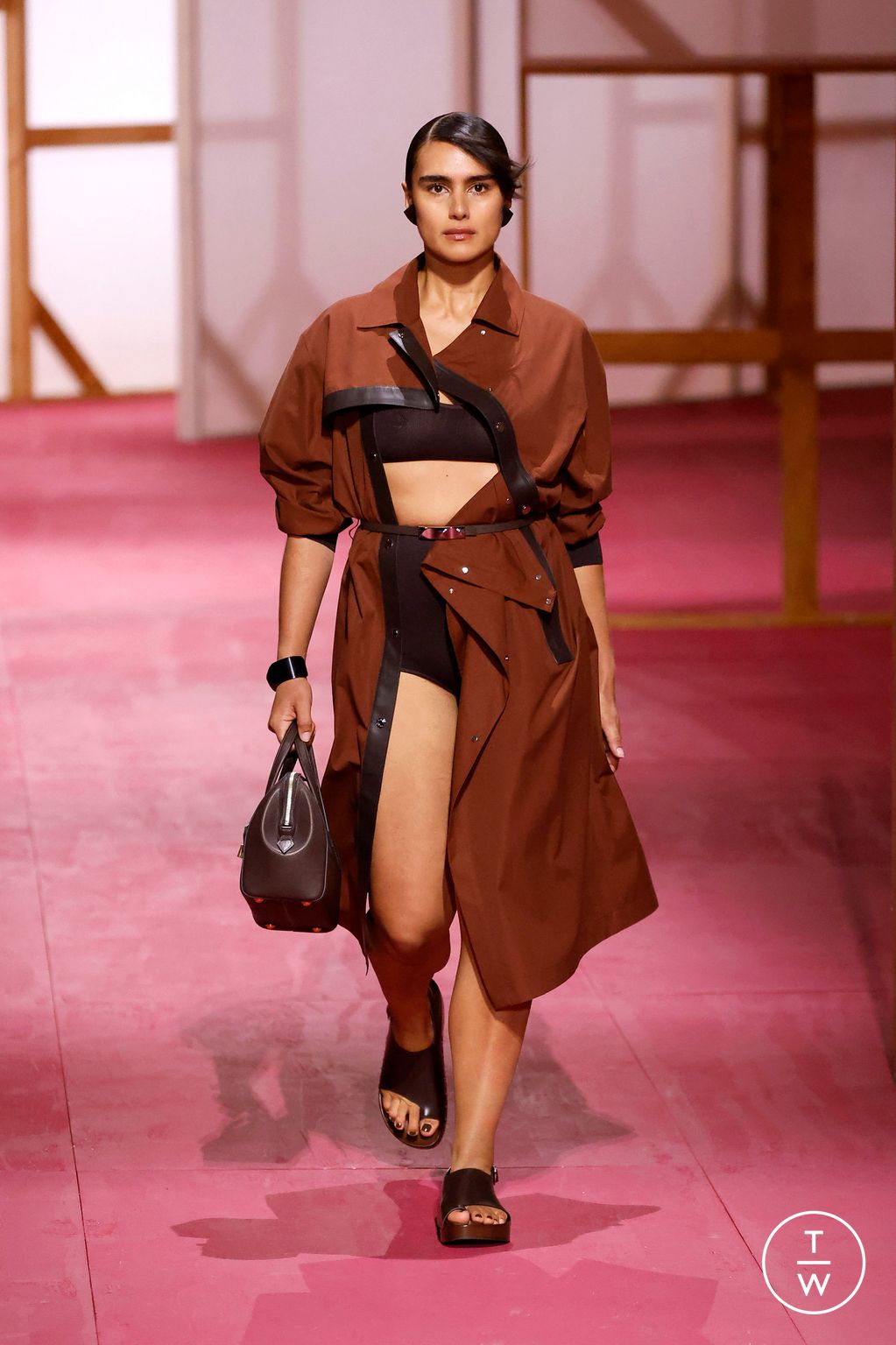 Fashion Week Paris Spring/Summer 2025 look 38 from the Hermès collection 女装