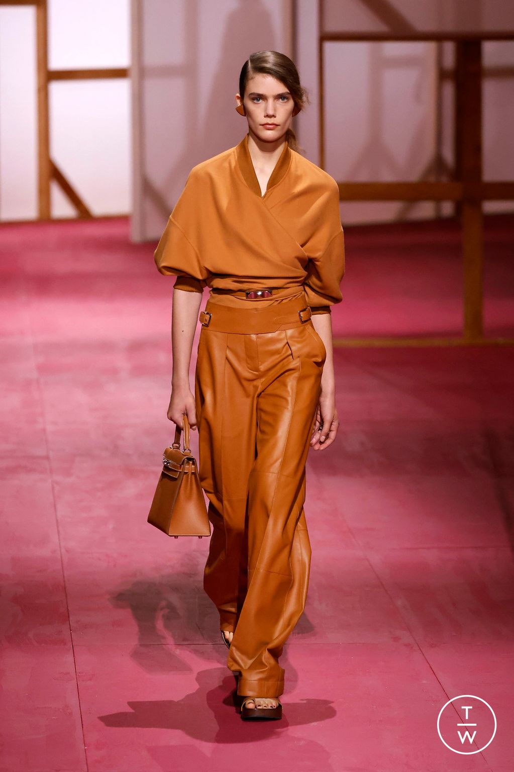 Fashion Week Paris Spring-Summer 2025 look 39 from the Hermès collection womenswear
