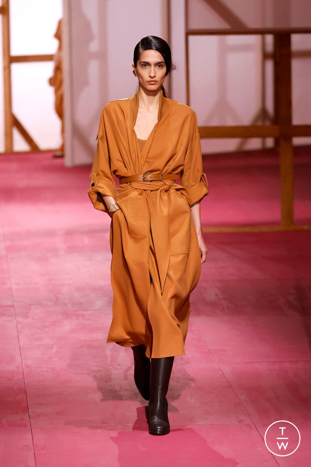Fashion Week Paris Spring/Summer 2025 look 41 from the Hermès collection womenswear