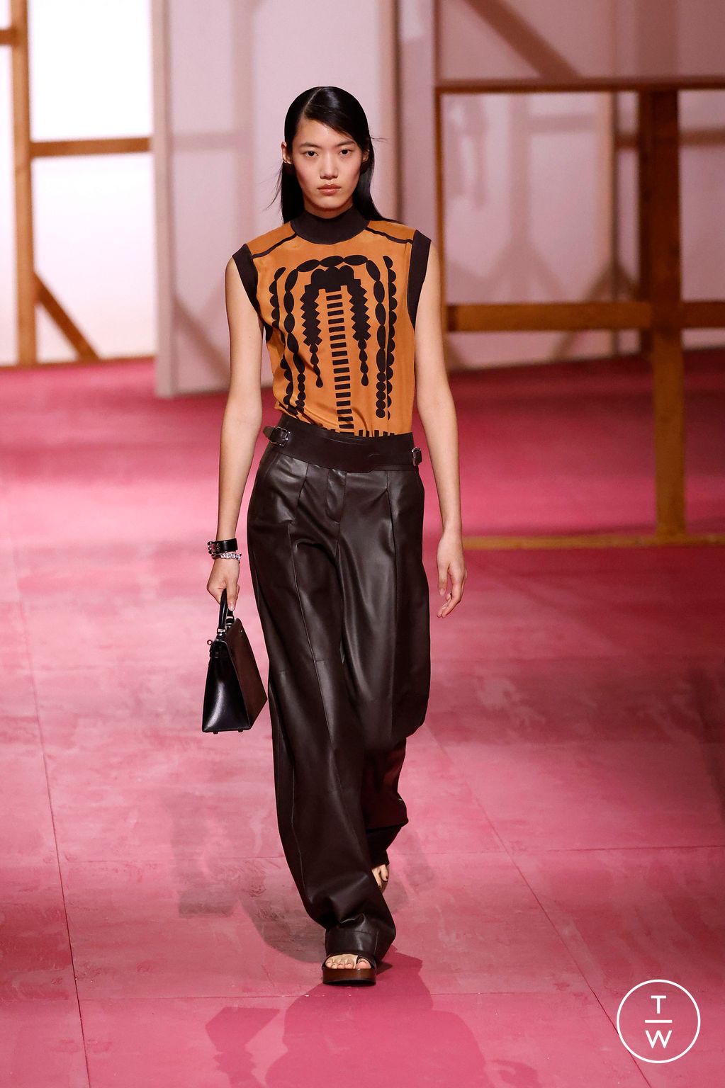 Fashion Week Paris Spring/Summer 2025 look 47 from the Hermès collection womenswear