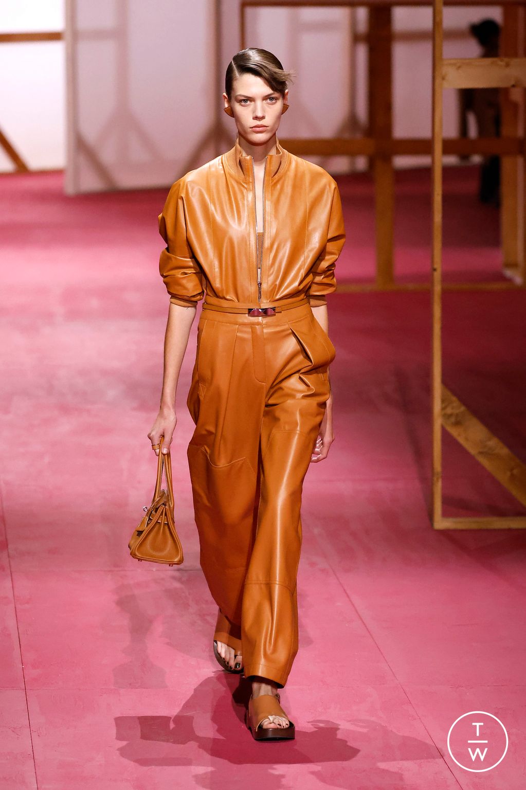 Fashion Week Paris Spring/Summer 2025 look 48 from the Hermès collection 女装