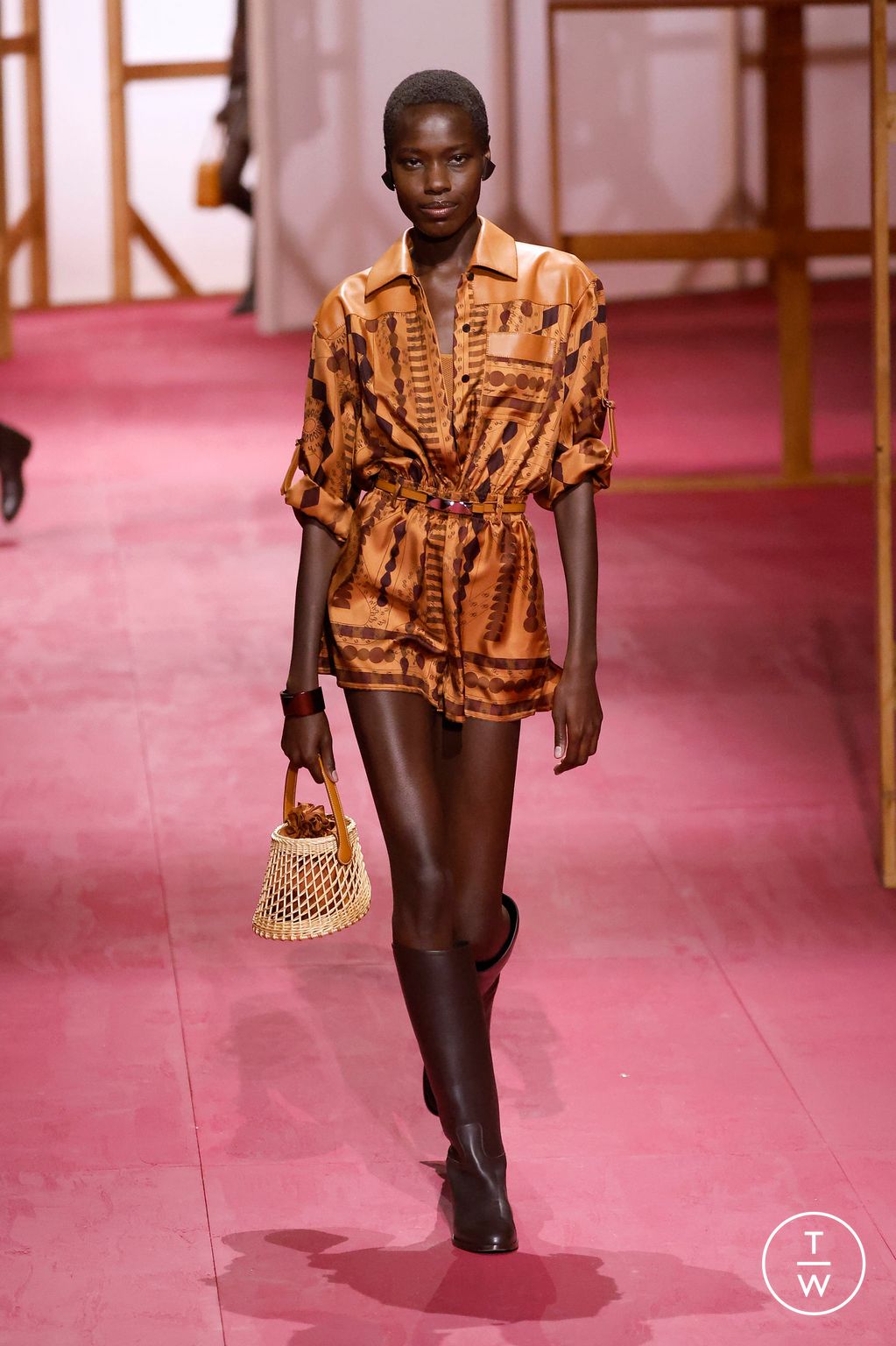 Fashion Week Paris Spring/Summer 2025 look 55 from the Hermès collection 女装