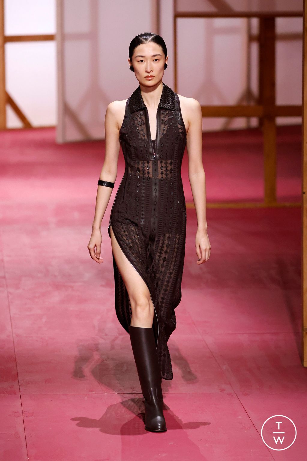 Fashion Week Paris Spring/Summer 2025 look 61 from the Hermès collection womenswear